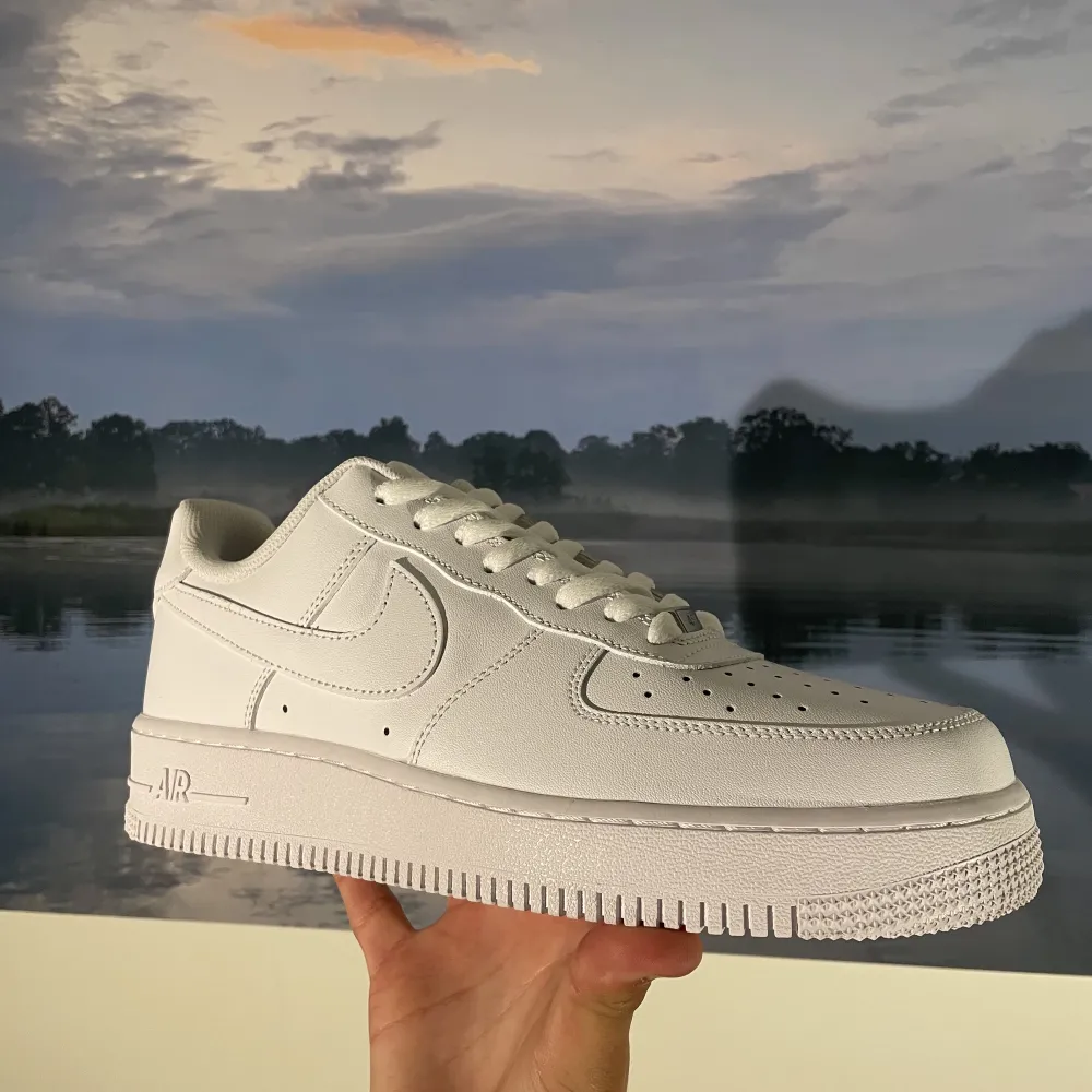 Snygga air force 1 i den vanliga vita färgen. Dessa skor passar med absolut allting. Kan kallas för ”den perfekta skon”. Aldrig använda och har original låda med. Storlek 45 Priset kan diskuteras! 🔥. Skor.