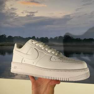 Snygga air force 1 i den vanliga vita färgen. Dessa skor passar med absolut allting. Kan kallas för ”den perfekta skon”. Aldrig använda och har original låda med. Storlek 45 Priset kan diskuteras! 🔥