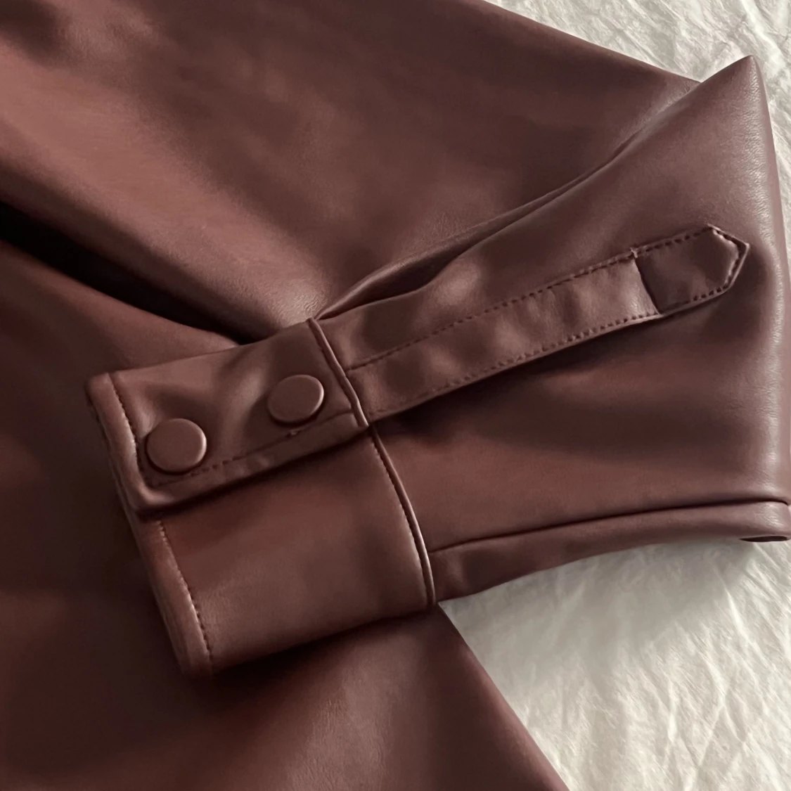 Röd skjorta i pu  - 91