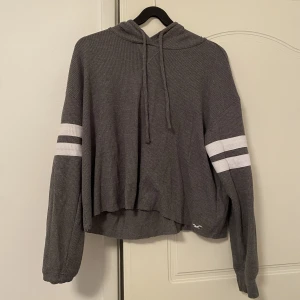 Grå hoodie från hollister  - Fin grå hoodie från Hollister. Väldigt mysig och hyfsat tunn. 