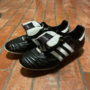 Copa Mundial - Copa mundial Storlek:  US 8 EU 41 Skick: 7/10, något slitna på framsida samt bakre dobbarna Sulor samt skosnören har blivit bytta. Lädret är nysmort men något skrynkligt. Pris kan diskuteras.