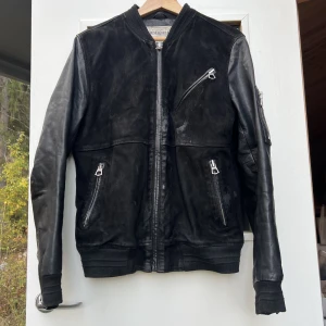 Äkta skinnjacka - Vintage skinnjacka i äkta get läder. Behöver nog lämnas in på kemtvätt hos lädercertifierad specialist för att få bort fläckarna. Annars har jag helt att man kan prova med lädertvätt som används för läderskor.