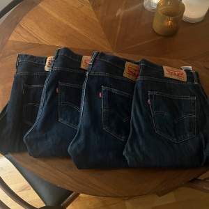 Har 4 stycken Levis jeans i modellen 501. Köpta i USA för några år sen, aldrig använda. Herrmodell, storlek W34 L30, sitter bra på mig som har W29 L30 i deras 90’s baggy modell. Kan nog även sitta riktigt snyggt som en boyfriend modell på någon mindre