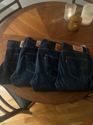 Har 4 stycken Levis jeans i modellen 501. Köpta i USA för några år sen, aldrig använda. Herrmodell, storlek W34 L30, sitter bra på mig som har W29 L30 i deras 90’s baggy modell. Kan nog även sitta riktigt snyggt som en boyfriend modell på någon mindre