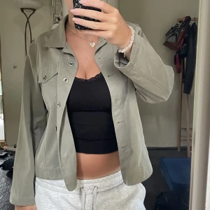 Cappuccini jacka - Snygg märkesjacka köpt secondhand, färgen är grå/grön. Storlek 44 men sitter som vanligt på mig som har S/M.