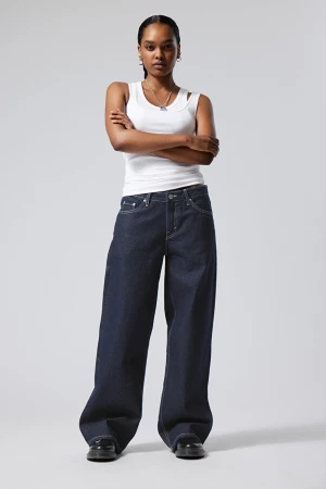 Weekday Ample Low Loose Jeans - Lågmidjade jeans från weekday i modellen Ample, färgen heter Blue Rinse. Helt slutsålda på hemsidan! Säljs oanvända med lappar kvar. 