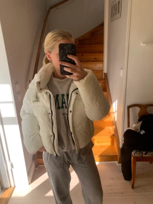 Vit vinterjacka - Vit piffig vinterjacka🌟