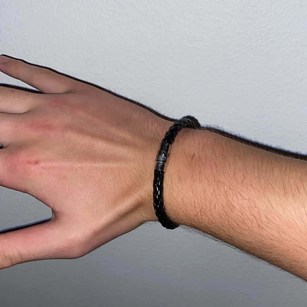 Snyggt svart läderarmband . Asusteet.