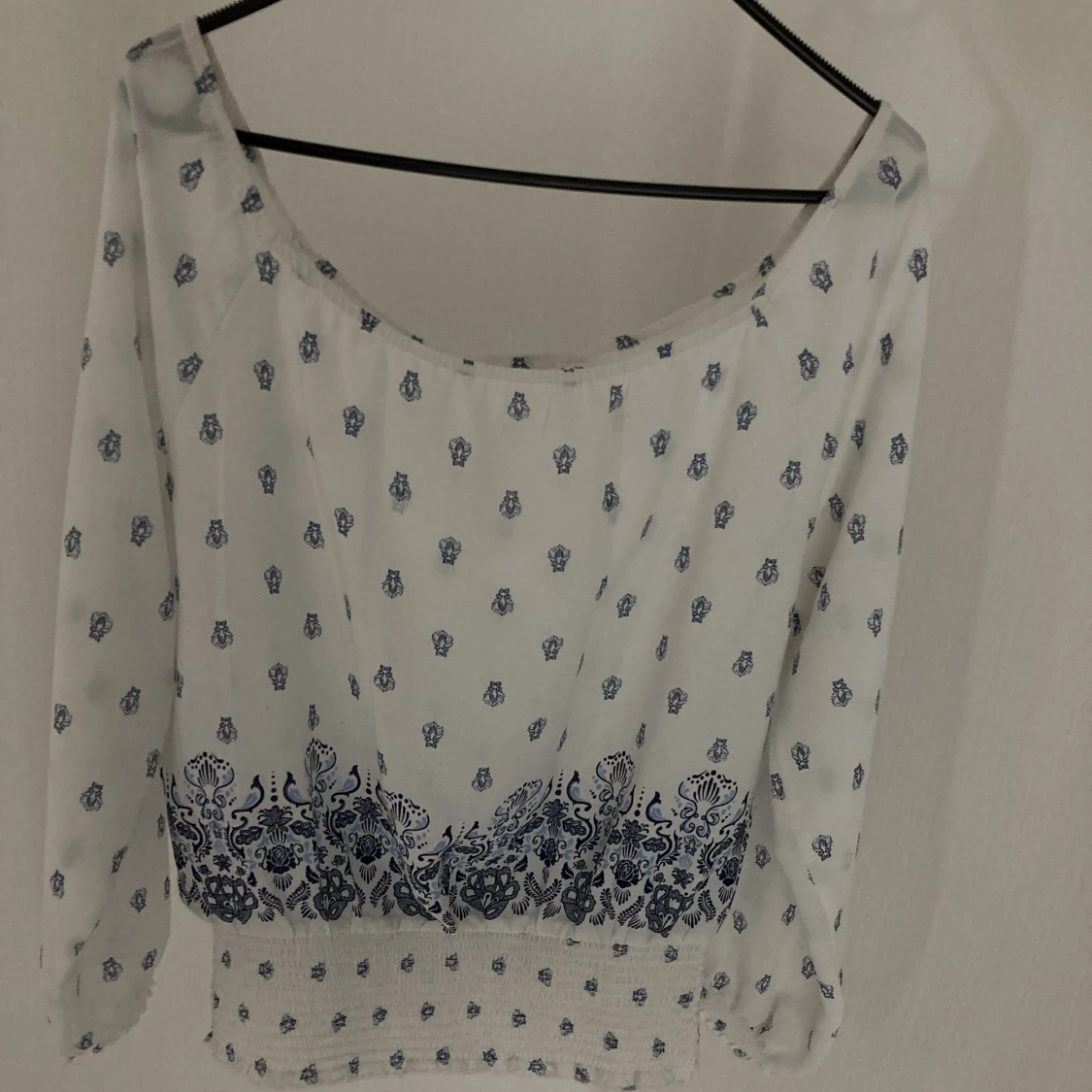 Vit blus med mörkblått mönster  - 91