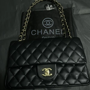 Çhāñël Väska  - Çhāñël Leather väska, helt ny! Kommer med dusterbag. Kan träffas/mötas i Malmö/Trelleborg område.