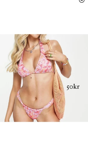 Bikini från bershka  - Bikini från Bershka (både överdel och underdel), helt oanvänd med alla lappar kvar. Storlek S.