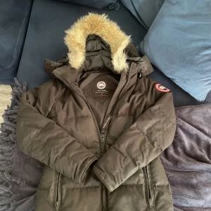 Canadagoose tjejmodell  - Jag säljer denna canada/vinterjacka som är för tjejer till ett bra pris med tanke på skicket. Jackan är för liten för mig då jag vuxit ifrån den, inga fel på jackan.