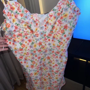 Klänning  - Klänning med lappar kvar i nyskick. Storlek XL men väldigt liten så mer M/L 