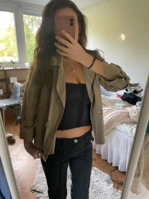 Beige kappa - Supersöt kappa med detaljer på ärmarna. Kan gå ner i pris vid snabb affär!