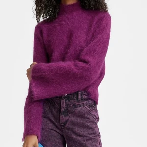 Stickad tröja i mohairblandning! - Lila stickad tröja i mohairblandning. Vida långa ärmar ,rund och hög halsrigning! 