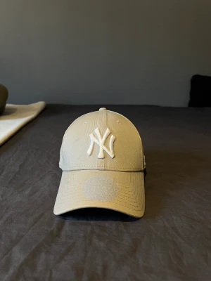 Keps Grå - Hej! Säljer en av mina kepsar. Knappt använd så går att tvätta så blir den så gott som ny.   Hör av dig vid frågor