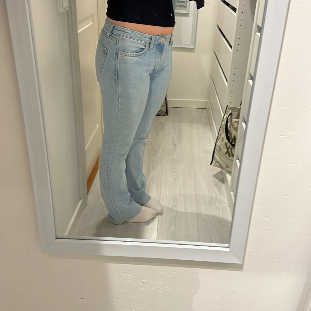 Säljer nu mina absolut favorit jeans då de börjar bli lite små. De är uppsydda i benen och passar mig som e 155cm, lågmidjade flare💕bra skick, köpta för 400. Jeans & Byxor.