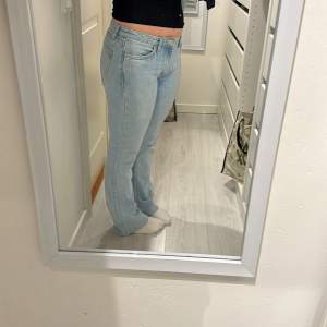 Säljer nu mina absolut favorit jeans då de börjar bli lite små. De är uppsydda i benen och passar mig som e 155cm, lågmidjade flare💕bra skick, köpta för 400