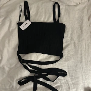 Knitted top  - Topp med band man knyter runt midjan