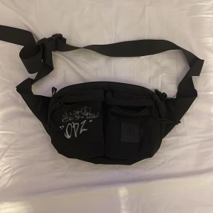Väska - Säljer min ODZ väska som även är signerad. Säljer för lyssnar inte på dom längre och inte min stil!