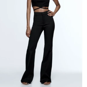 Kostymbyxor ZARA - Säljer mina såååå fina kostymbyxor från zara, tyvär kommer dom inte till användning längre..❤️‍🔥sitter däremot som en smäck!