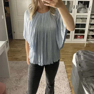 Ljusblå blus - Säljer denna jättefina blusen för att den tyvärr inte kommer till användning längre. Skriv privat för fler bilder/frågor💕