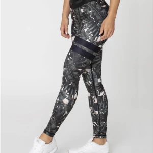 Stronger - Toppen är knappt använd!  150kr styck💓💓 nypris på byxorna var runt 699kr! skriv för fler bilder!