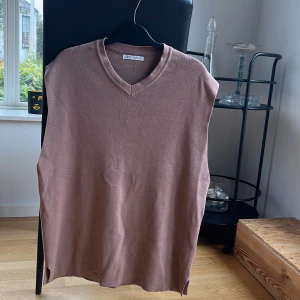 Herrväst med V-ringad krage - Från Zara i väldigt gott skick. Använd fåtal gånger. Köparen står för frakten. 