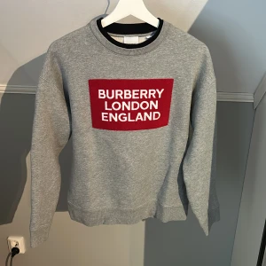 Burberry tröja - Burberry tröja i bra skick. Köpt för 3750kr. Storlek: 14 Years/164cm 