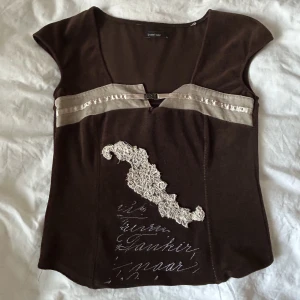 Kortärmad topp - Jätte söt topp i bra skick som inte är min stil längre! lite croppad & kortärmad