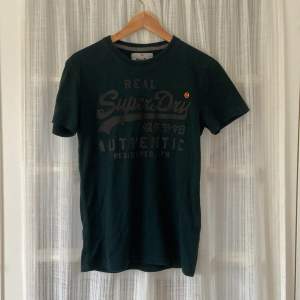 Mörkgrön t-shirt från Superdry i mycket gott skick, 9/10. 