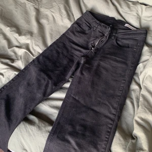 jeans  - Svarta jeans från Carin Wester. Dåligt lju på på bilderna, men jeansen är fint svarta