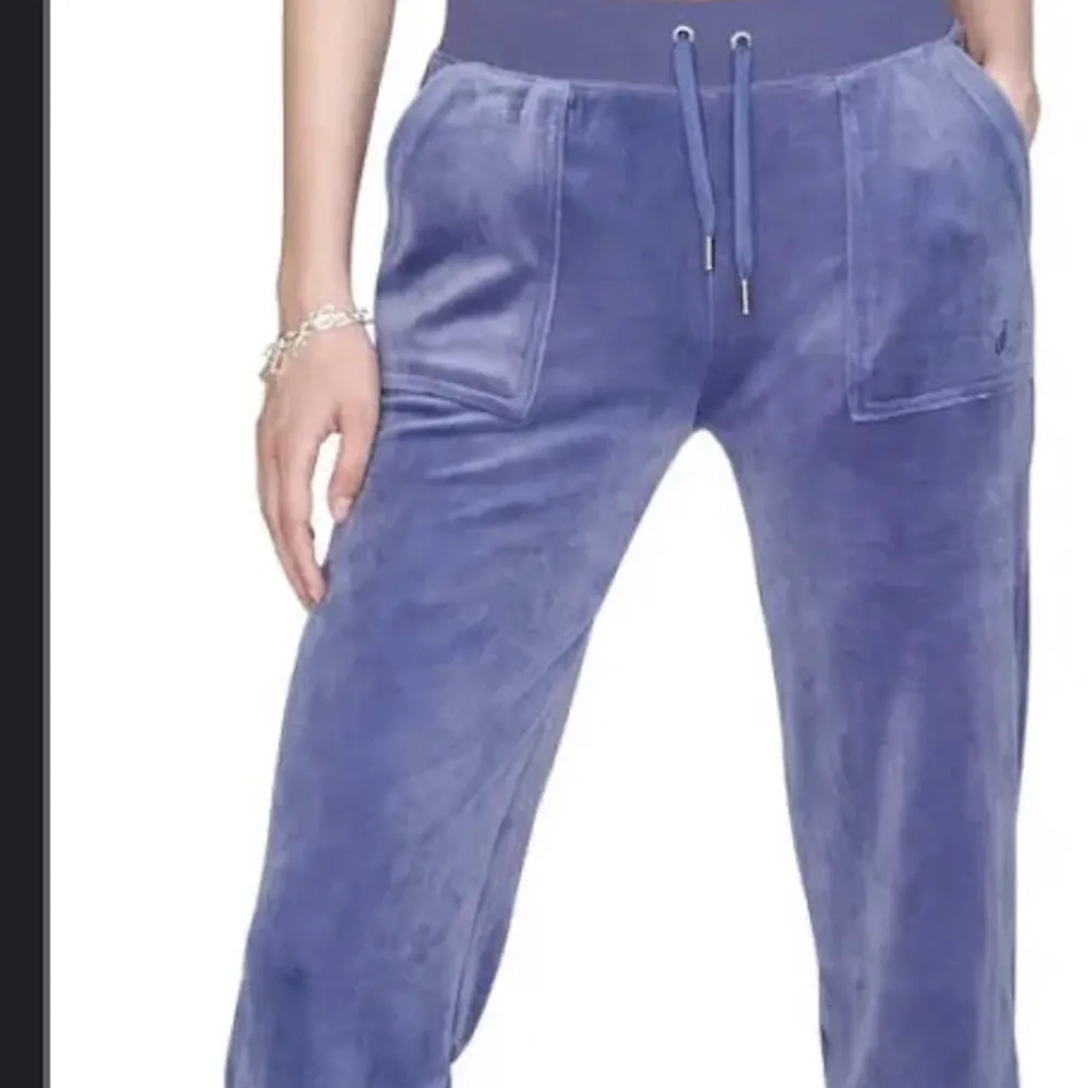 Säljer mina skitsnygga juicy byxor där dom tyvärr börjar bli försmå dom e i bra skick❤️ kan diskutera pris💘. Jeans & Byxor.