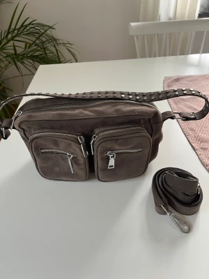 Noella väska  - Säljer nu min fina noella väska i den större storleken pgr av att jag ej får någon andvändnig till den längre, väldigt fint skick utöver en vattenfläck (bild tre) 