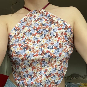 Sommar top med öppen rygg - Sommartopp med en öppen rygg handgjord av en upcyclat skjorta!  Den är en kvadrat av 40/40cm.  Storlek beror på av ditt bystmått men jag tycker att det passar för Xs, S och M ! 