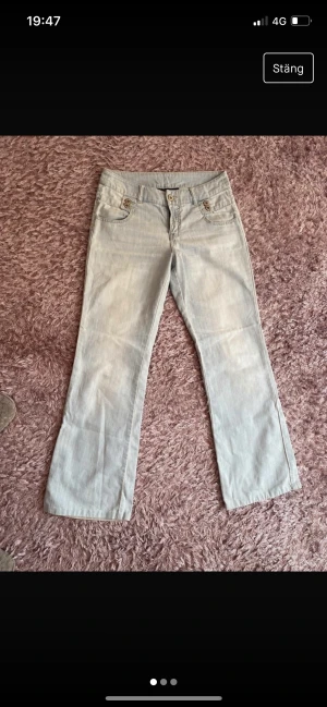Ljusblå jeans - Ljusblåa lågmidjade utsvängda jeans! Kontakta för frågor!😊