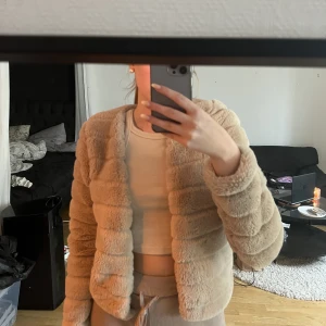 Fluff jacka🌸 - Beige och fin typ av fluffjacka som du kan dra på dig över en klänning när det är lite kyligt på kvällskvisten🌸