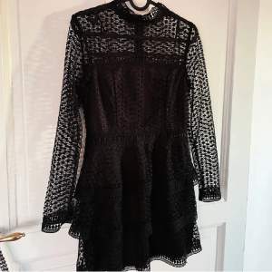 Säljer denna super fina svarta klänning som liknar By Malina klänningarna🤍säljer då den är lite för kort på mig som är ca 170cm