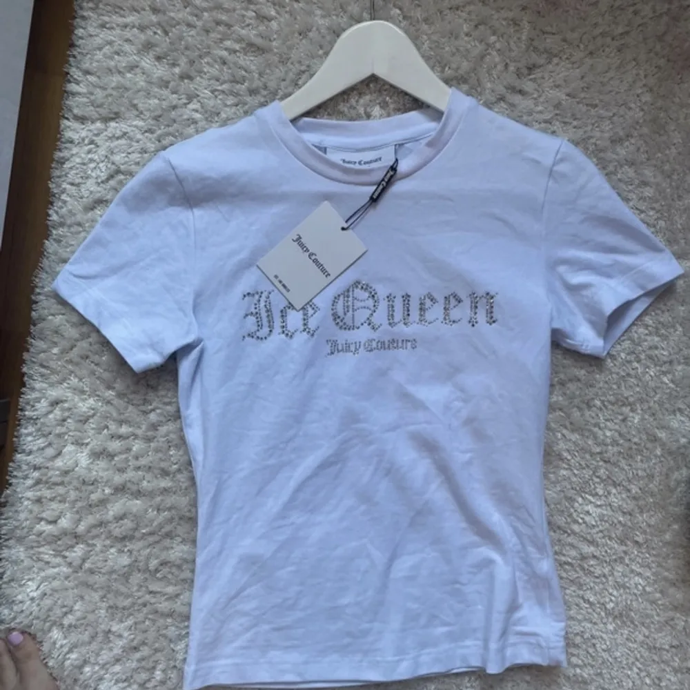 Supersöt vit T-shirt från Juicy Couture i storlek S med strass. Helt ny oanvänd med lappar kvar❤️. T-shirts.