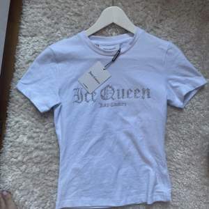 Supersöt vit T-shirt från Juicy Couture i storlek S med strass. Helt ny oanvänd med lappar kvar❤️