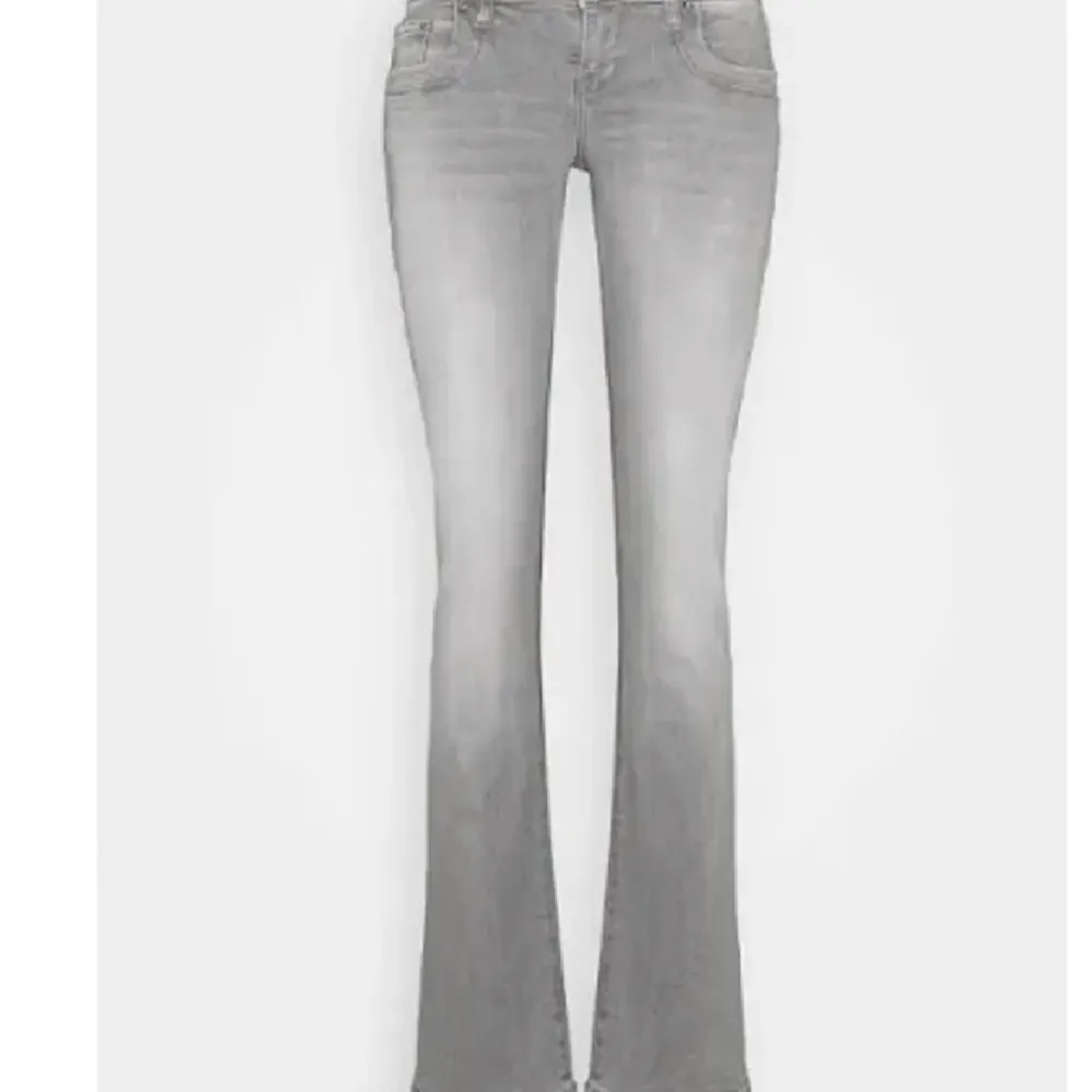 Söker dessa valerie jeans, helst i strl 25/30! 💓💓. Jeans & Byxor.