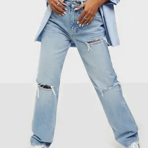 Jag säljer mina jeans från Gina tricot som är slutsålda! Som jag inte använt på några månader, storlek 32, köpt för 499kr❤️❤️ Jag är 163cm😁