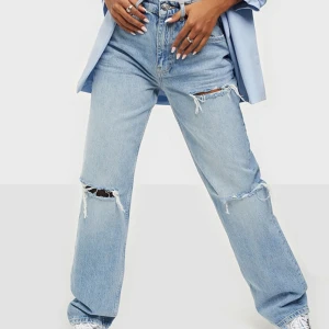 90s high waist jeans - Jag säljer mina jeans från Gina tricot som är slutsålda! Som jag inte använt på några månader, storlek 32, köpt för 499kr❤️❤️ Jag är 163cm😁