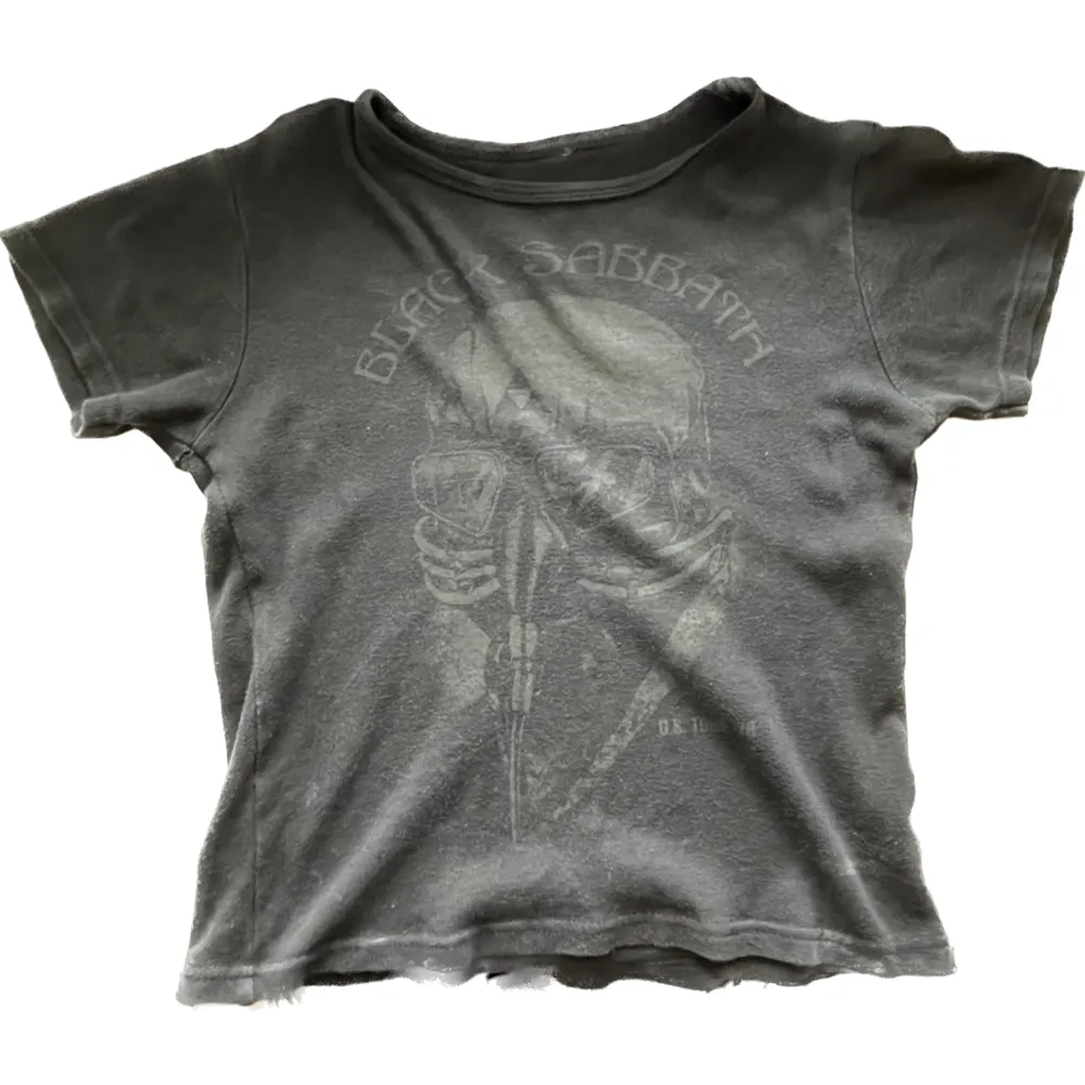 Black Sabbath ”Never Say Die” girlie t-shirt från Black Sabbaths officiella merch, i storlek M (väldigt liten i storlek, passar S). T-shirts.