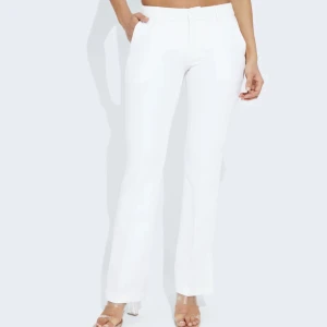 Lågmidjade kostymbyxor  - Vita lågmidjade kostymbyxor från bikbok i petite🫶 Helt nya, prislapp sitter kvar. Slutsåld