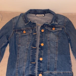 Jeansjacka - Knappt använd jeansjacka som är XS. Stretch. Tror den kostade 400kr.