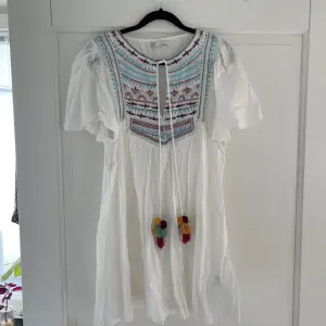 En klänning från ZARA som jag älskar! Den har tyvärr blivit för liten 🥺broderiet på bröstet är det finaste som finns och kvaliten är otrolig! 