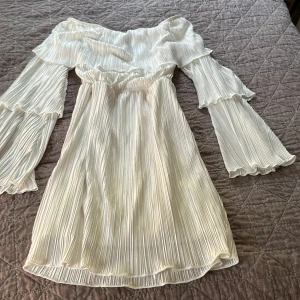 Vit sommarklänning - Använd 3 gånger, mini klänning i skönt material polyester, från nakd Stl M men passar även S