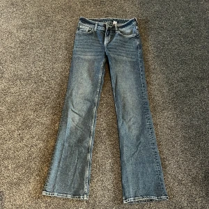 Flared low waist jeans  - Säljer ett par Jeans från H&M som är Flared low waist jeans. Säljer för att dom är för små. Använt dom fåtal gånger. Priset kan diskuteras. 👖💗