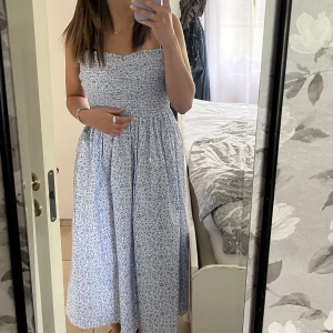 Sommar klänning  - En jättesöt sommar klänning som endast är använd ett par gånger men inga tecken alls på användning. 💗💖